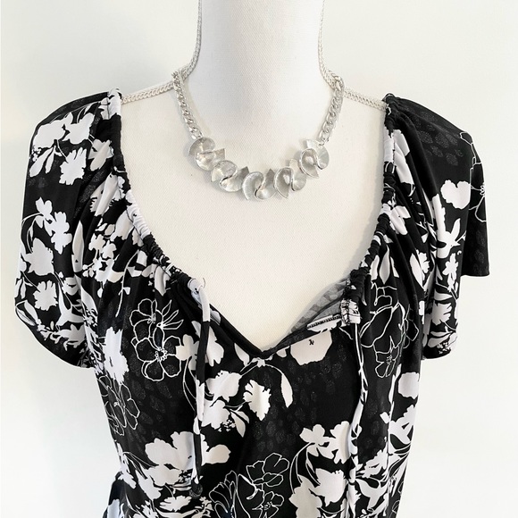 NEW Women’s Short Sleeve Floral Banded Hem Top - Picture 3 of 14